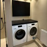 Badezimmer Style : Waschmaschine Im Kleinen Bad Unterbringen Schwarze Arbeitsplatte Frontlader Trockner Waschmaschine Im Kleinen Bad Unterbringen