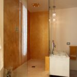 Moderne Küchen : Wellness Bad Zu Hause Gestalten Wellness Bad Begehbare Dusche Mit Goldener Wand Und Glaswaschbecken Muldenlüfter Oder Dunstabzugshaube