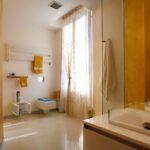 Moderne Küchen : Wellness Bad Zu Hause Gestalten Wellness Bad Cremefarbenes Badezimmer Mit Glaswaschbecken Und Goldener Wand Küchenfronten reinigen und pflegen