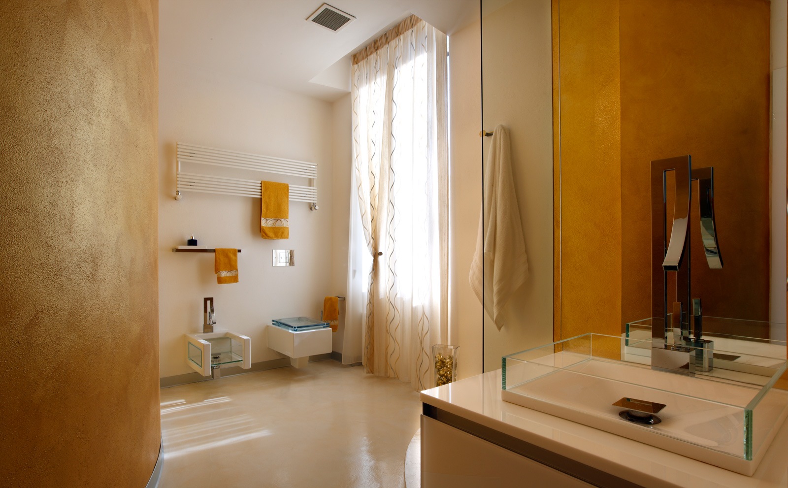 wellness bad cremefarbenes badezimmer mit glaswaschbecken und goldener wand
