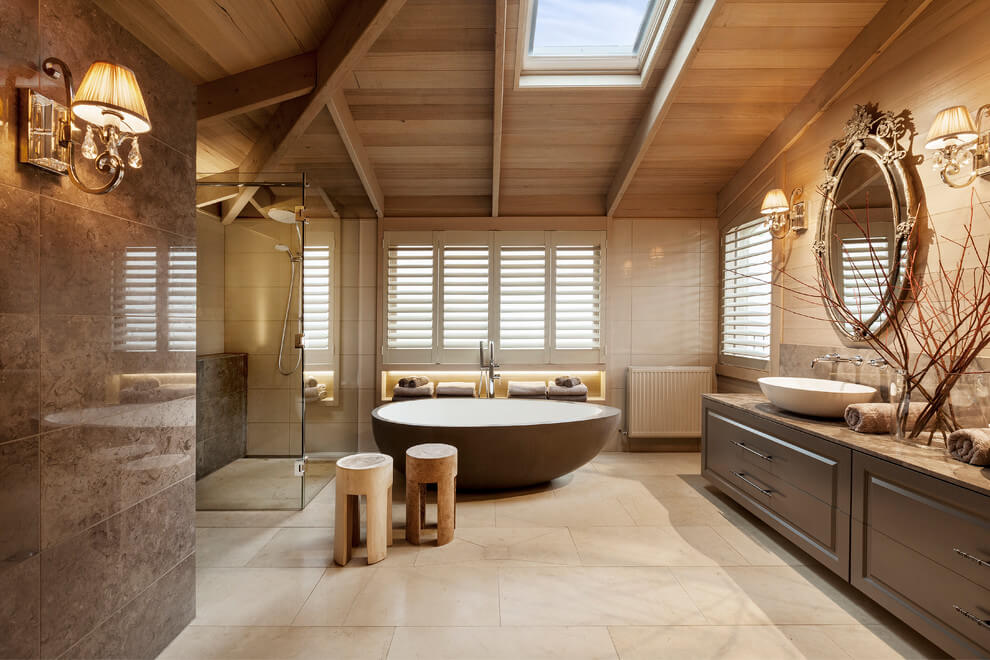 wellness bad dachgeschoss mit freistehender badewanne und holzdecke
