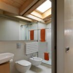 Badezimmer Style : Wellness Bad Zu Hause Gestalten Wellness Bad Dachgeschossbad Mit Holzbalken Dachfenster Und Glasdusche Wellness-Bad Zu Hause Gestalten