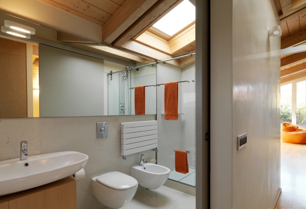 Badezimmer Style : Wellness Bad Zu Hause Gestalten Wellness Bad Dachgeschossbad Mit Holzbalken Dachfenster Und Glasdusche Wellness-Bad Zu Hause Gestalten