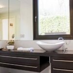 Badezimmer Style : Wellness Bad Zu Hause Gestalten Wellness Bad Dunkler Holzwaschtisch Mit Weissem Becken Vor Fenster Wellness-Bad Zu Hause Gestalten