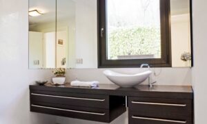 Moderne Küchen: Wellness Bad Zu Hause Gestalten Wellness Bad Dunkler Holzwaschtisch Mit Weissem Becken Vor Fenster Küche Ohne Oberschränke
