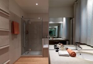 Badezimmer Style: Wellness Bad Zu Hause Gestalten Wellness Bad Glasdusche Neben Doppelwaschtisch Mit Grossem Spiegel Schimmel Im Bad Vorbeugen