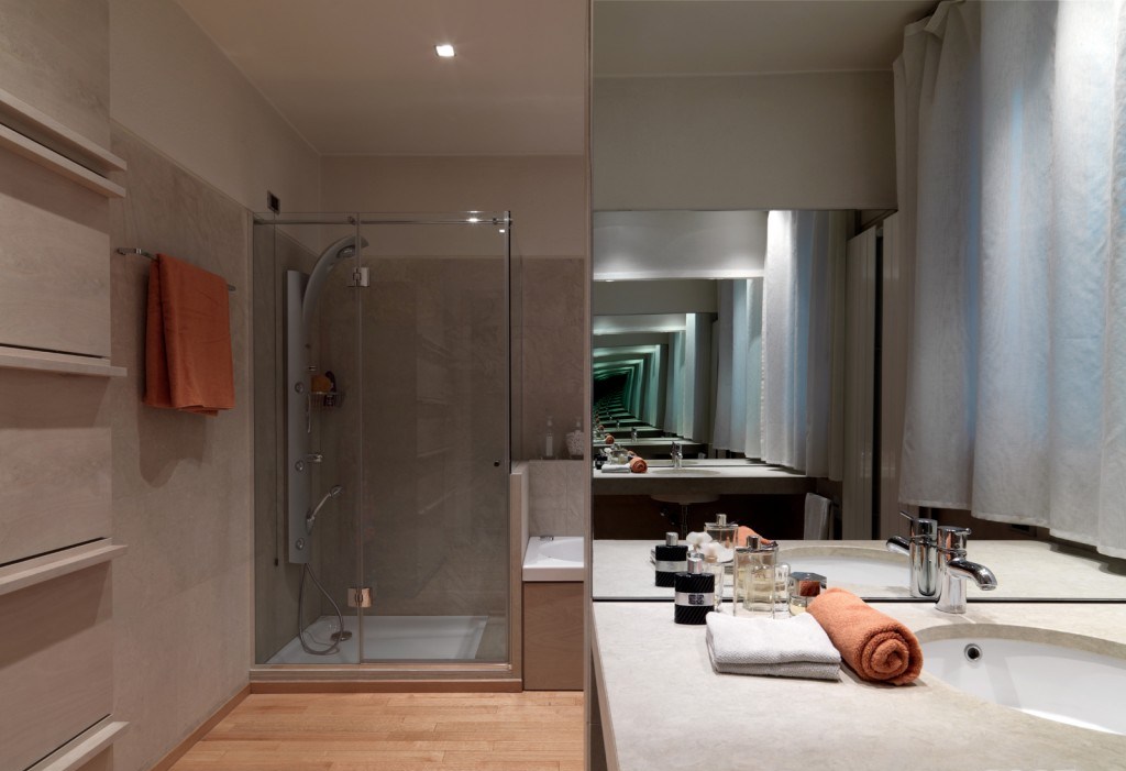 wellness bad glasdusche neben doppelwaschtisch mit grossem spiegel