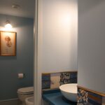 Fliesen & Farben : Wellness Bad Zu Hause Gestalten Wellness Bad Graue Natursteinfliesen Mit Wandwaschbecken Und Glasdusche Fliesen überkleben Im Bad