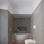 Badezimmer Style : Wellness Bad Zu Hause Gestalten Wellness Bad Graues Badezimmer Mit Eckbadewanne Und Holzboden Wellness-Bad Zu Hause Gestalten