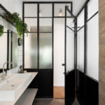 Badezimmer Style : Wellness Bad Zu Hause Gestalten Wellness Bad Industrial Badezimmer Mit Pflanzen Und Schwarzen Glaswaenden Wellness-Bad Zu Hause Gestalten
