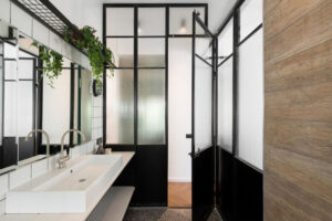 Küchenfronten : Wellness Bad Zu Hause Gestalten Wellness Bad Industrial Badezimmer Mit Pflanzen Und Schwarzen Glaswaenden Kuchenfronten Farben 2027 Küchenfronten: Wellness Bad Zu Hause Gestalten Wellness Bad Industrial Badezimmer Mit Pflanzen Und Schwarzen Glaswaenden Kuchenfronten Farben 2027