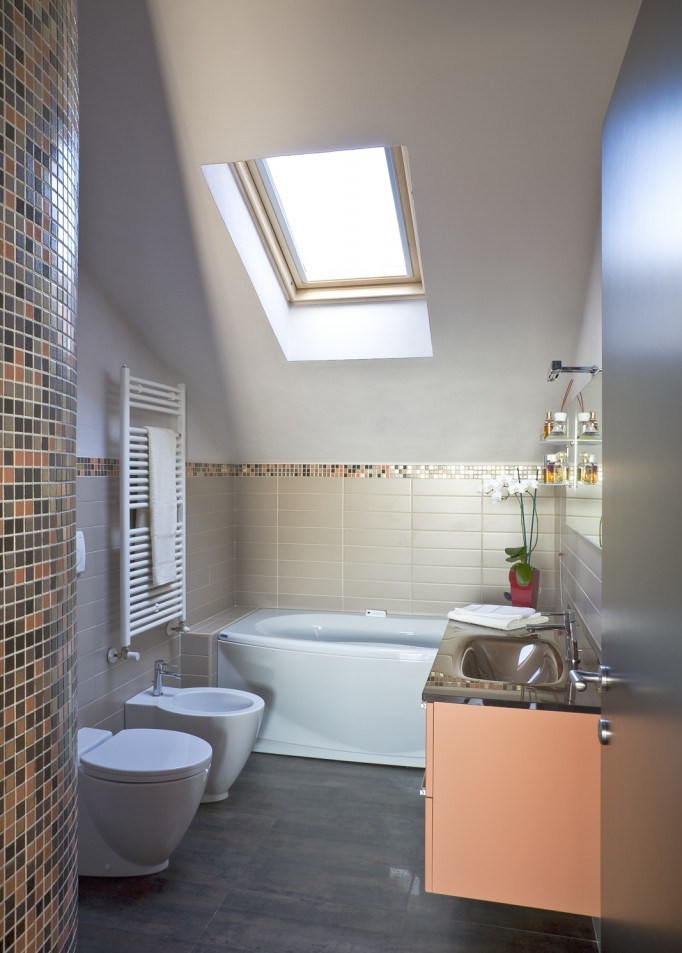 wellness bad kleines dachgeschossbad mit dachfenster und mosaikfliesen