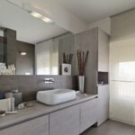 Badezimmer Style : Wellness Bad Zu Hause Gestalten Wellness Bad Waschtisch In Holzoptik Mit Aufsatzbecken Und Grossem Spiegel Kleines Bad Renovieren