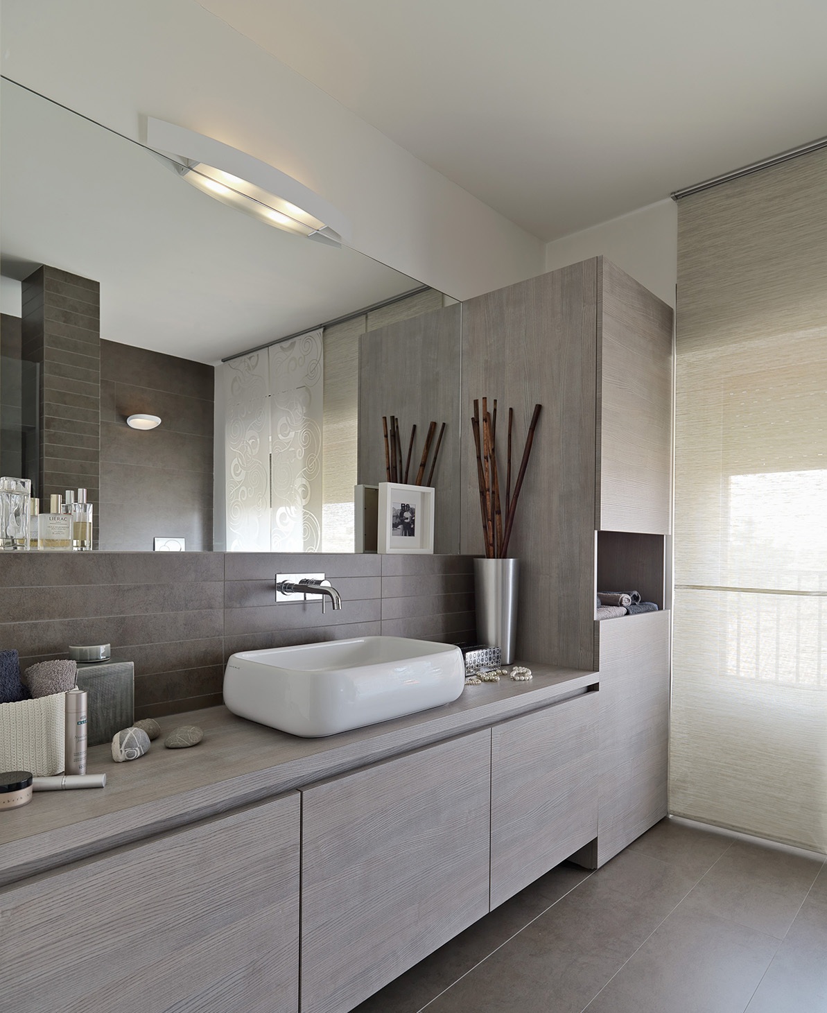 wellness bad waschtisch in holzoptik mit aufsatzbecken und grossem spiegel